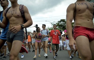 下着姿で肉体美披露、南米コロンビアで「ノーパンツデー」