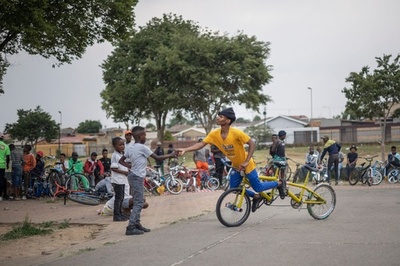 【今日の1枚】あこがれのライダーに熱視線 南ア