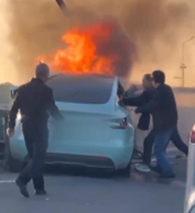 バスの乗客が炎上車の運転手を救出 中国上海