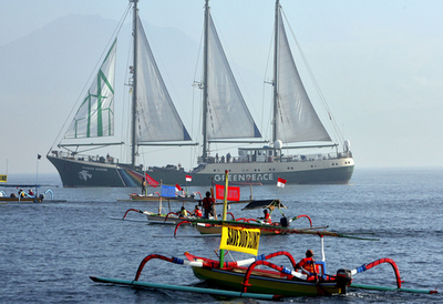 グリーンピースの「虹の戦士」号、気候変動会議開催地で抗議行動