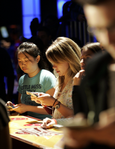 米国のティーンエイジャー、「携帯メールは1日100通以上」が3割