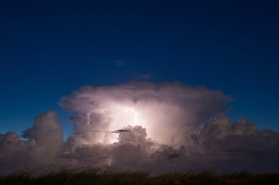 雷の光に照らされた雷雲、ドイツ