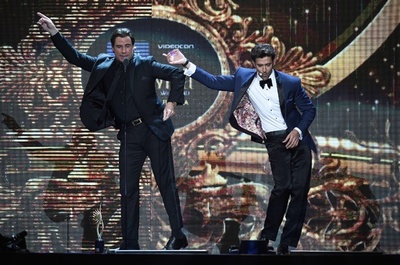 トラヴォルタ、ボリウッドスターと一緒にダンスを披露