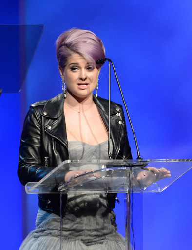 ケリー・オズボーン、「ザック・ポーゼン」のドレスにライダースジャケット