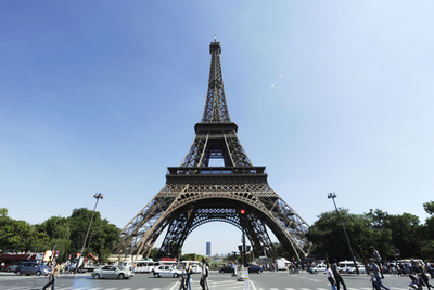 エッフェル塔を「丸ごと緑化」？仏紙報道、パリ当局は否定