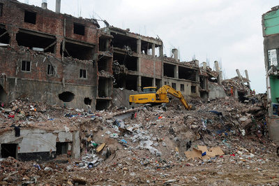 ビル崩壊事故の死者1000人に、バングラデシュ