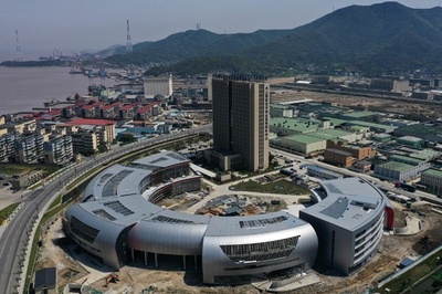 浙江・舟山 海岸に巨大な「巻き貝」？