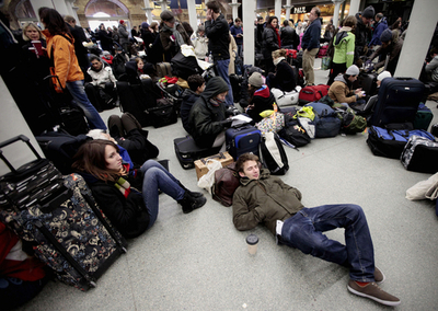 英仏海峡トンネルで列車5本立ち往生、2000人が車内で一夜
