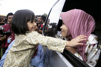 ビール飲酒でむち打ち判決のマレーシア人モデルに執行猶予