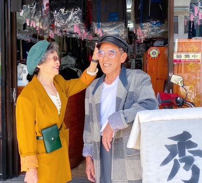 忘れ物着こなしトレンドに、80代夫婦のインスタが話題 台湾