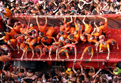 スペイン恒例「トマト祭り」に4万人、街中が赤い海に