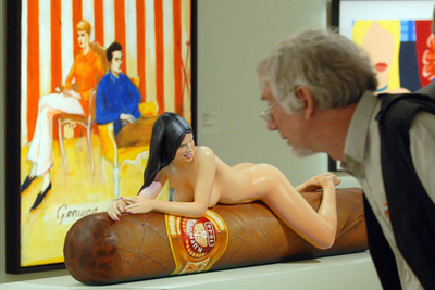 葉巻にまたがる裸体の美女 ケルンで現代アート見本市 - ドイツ