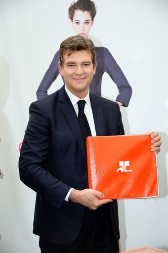 仏生産力再建相、「クレージュ」の工場を訪問