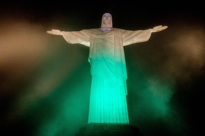 リオ五輪まであと100日、各地でライトアップ 聖火はブラジルへ