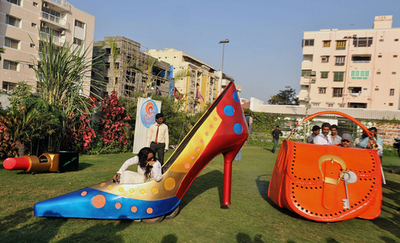 巨大なハイヒールやハンドバッグ、その正体は車 インド