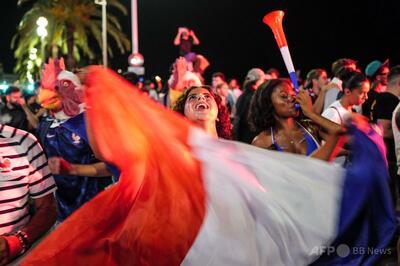 17歳女性がトラックから転落後にひかれ死亡、フランスのW杯4強入り喜ぶ中で