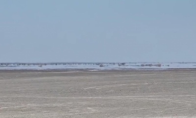 「大きな湖」が突然砂の海に！ 中国新疆クムタグ砂漠に「蜃気楼」が出現