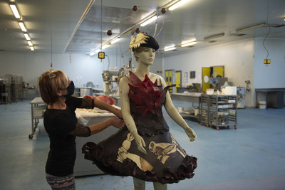 ピカソの「ゲルニカ」チョコドレス制作