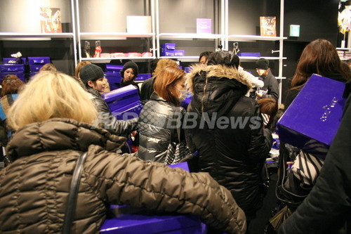 Jimmy Choo for H&M発売開始、約3000人が行列 Jimmy Choo for H&M発売開始、約3000人が行列