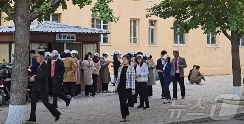 露店の前で列を作る市民ら＝YouTubeチャンネル PoletMe Aviation Videos(c)news1