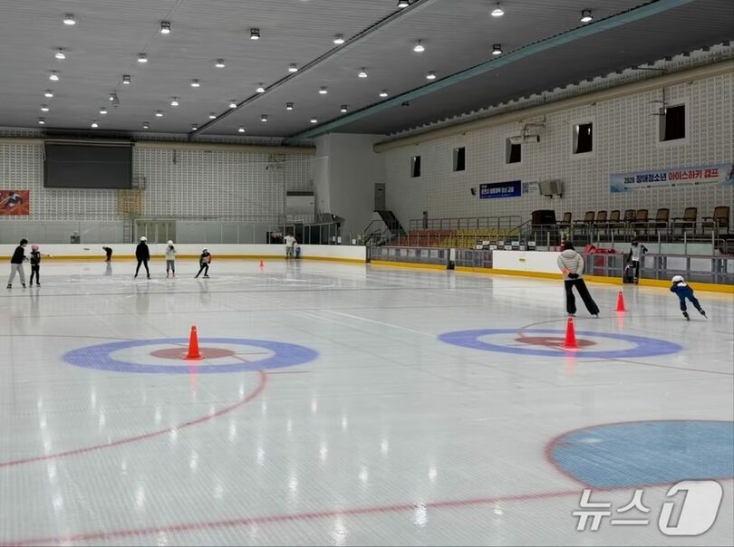 江原道春川市の松岩スポーツタウン屋内スケート場で、夏休みのスケート教室に参加する子どもたち(c)news1