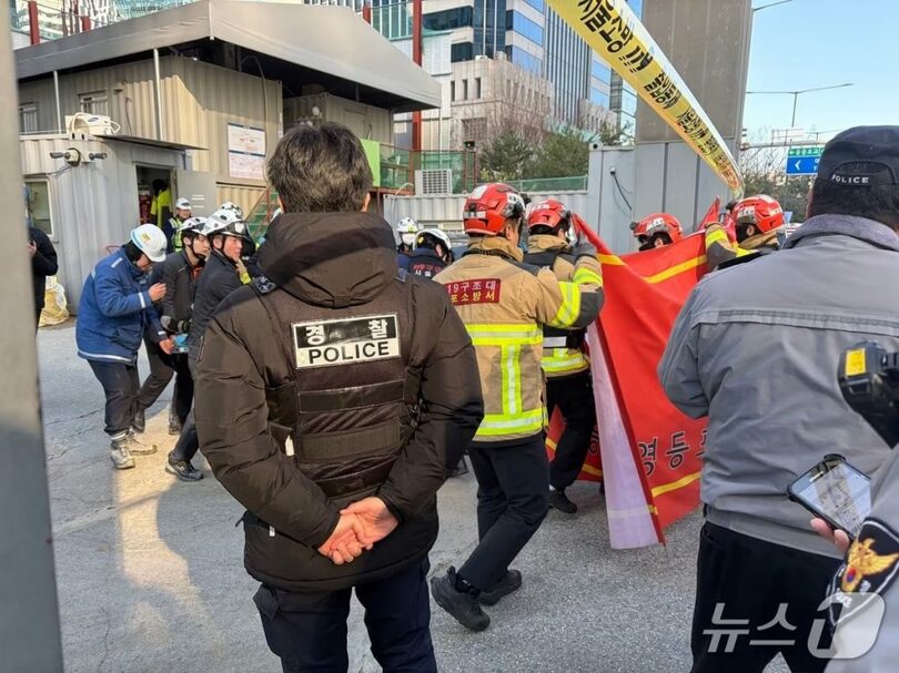 12月18日午後1時22分ごろ、ソウル・汝矣島の新安山線複線電鉄の地下工事現場で発生した事故現場(c)news1