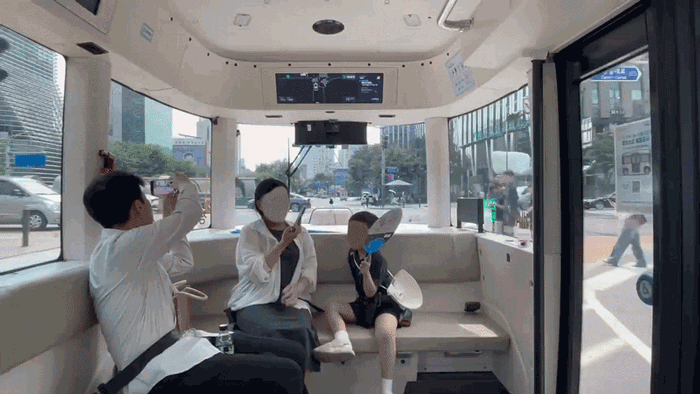 清渓川自動運転シャトル「ロイ」に乗った乗客が窓の外の風景を撮影している(c)NEWSIS