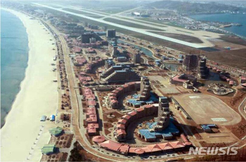 北朝鮮・元山に位置する葛麻海岸観光地区＝労働新聞(c)NEWSIS