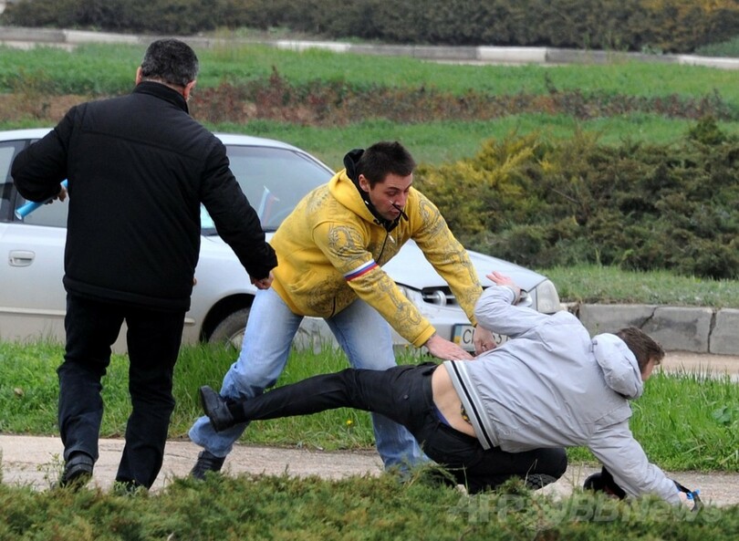 親ロシア集団がデモ隊に暴行、クリミア