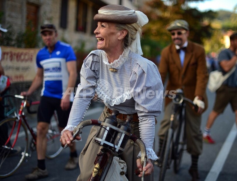 レトロ気分で砂利道サイクリング、伊ビンテージ自転車レース