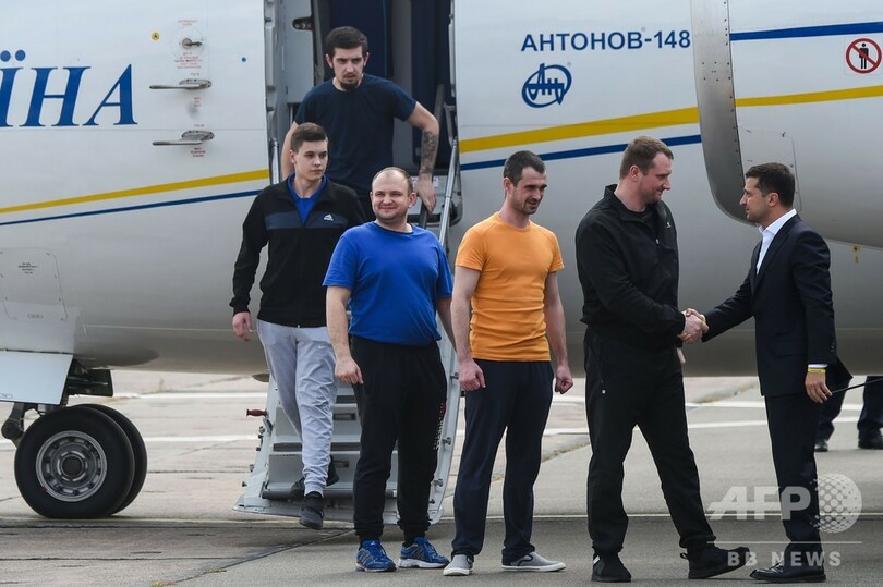 ロシアとウクライナが拘束者交換、緊張緩和への「第一歩」