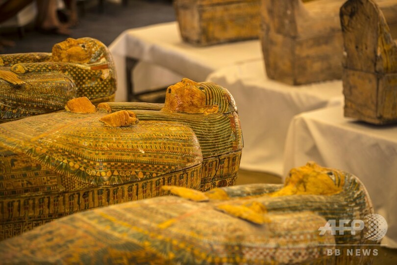 エジプト遺跡でひつぎ30個発掘、3000年を経ても色彩豊か