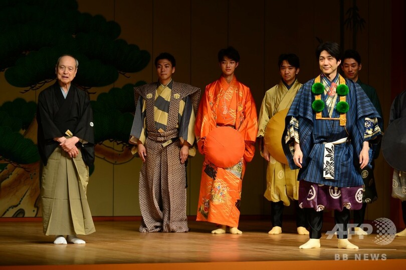 北京で狂言公演 万作氏「初心忘るべからずに感慨」、萬斎氏「笑いに国境ない」