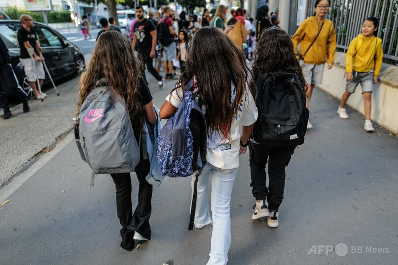 フランス教育省、現代版「美女と野獣」の発注中止
