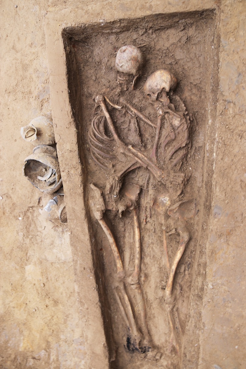 1600年前の墓から抱き合う男女の遺骨が出土 山西省大同市