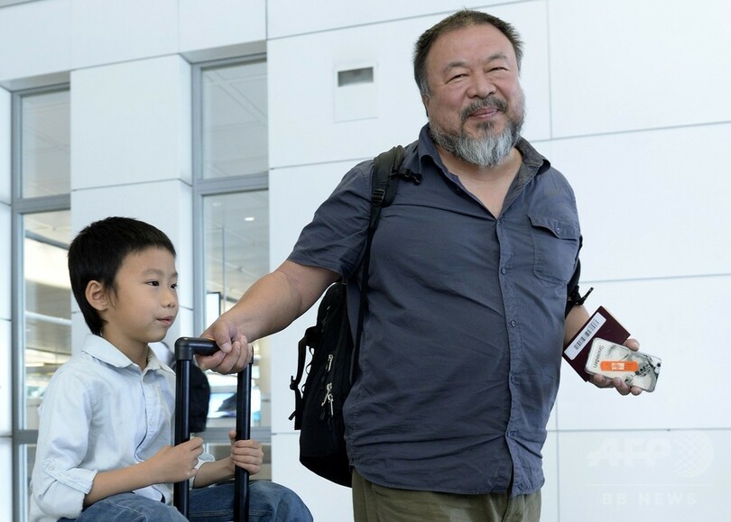 中国の芸術家、艾未未氏がドイツ到着 英は6か月ビザ発給を拒否