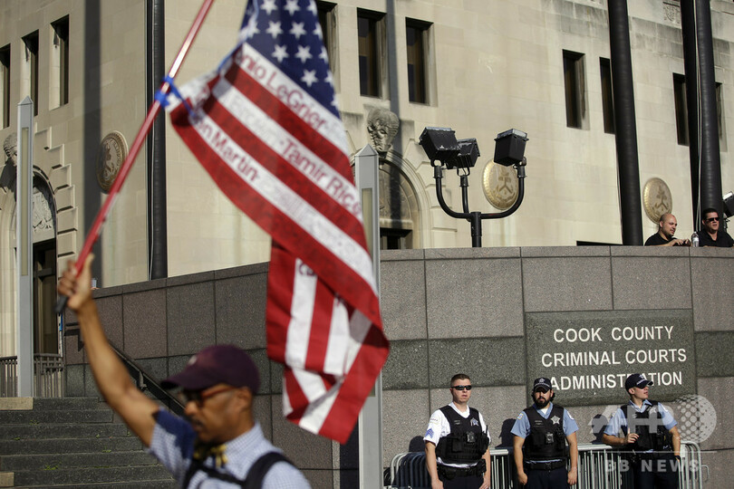 警官が路上で市民に 抱え投げ 動画公開で物議 米シカゴ 写真1枚 国際ニュース Afpbb News