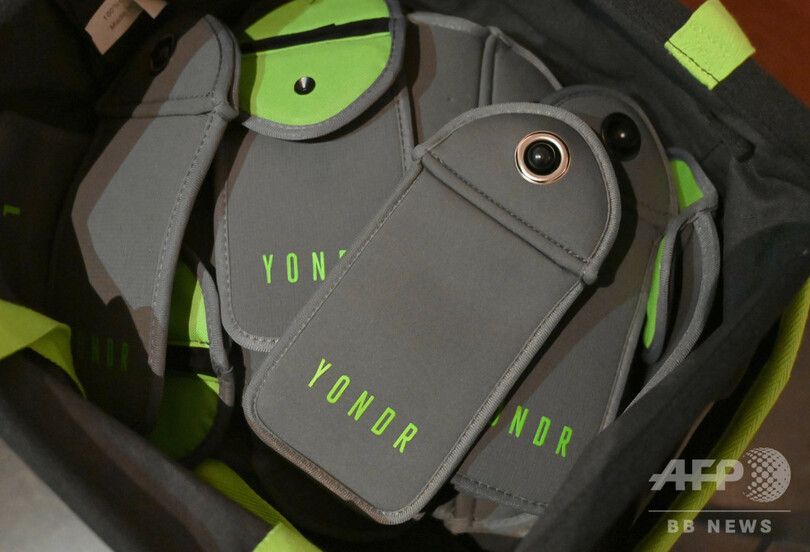 携帯電話禁止！ 劇場などで鍵付きポーチ導入 米