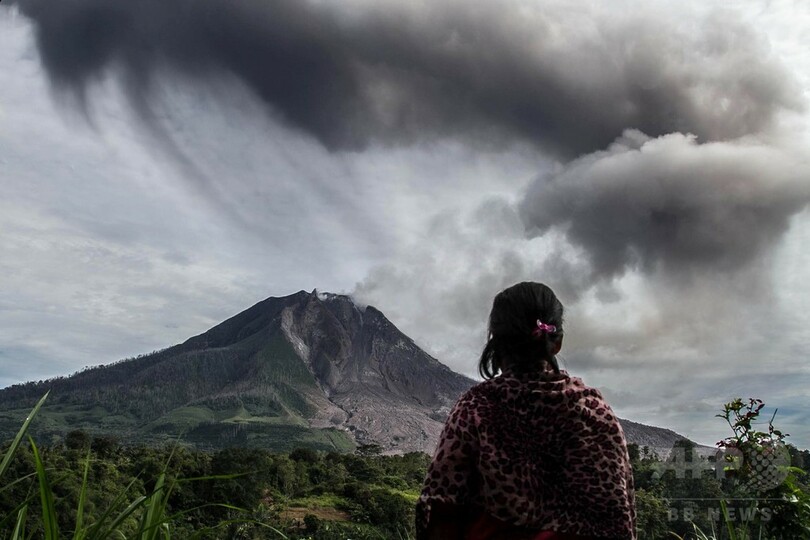 噴煙上げるシナブン山、活発な噴火活動続く インドネシア