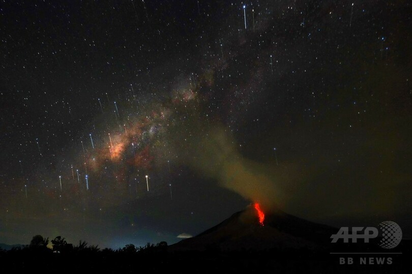 溶岩流れ出るシナブン山、活発な火山活動続く インドネシア