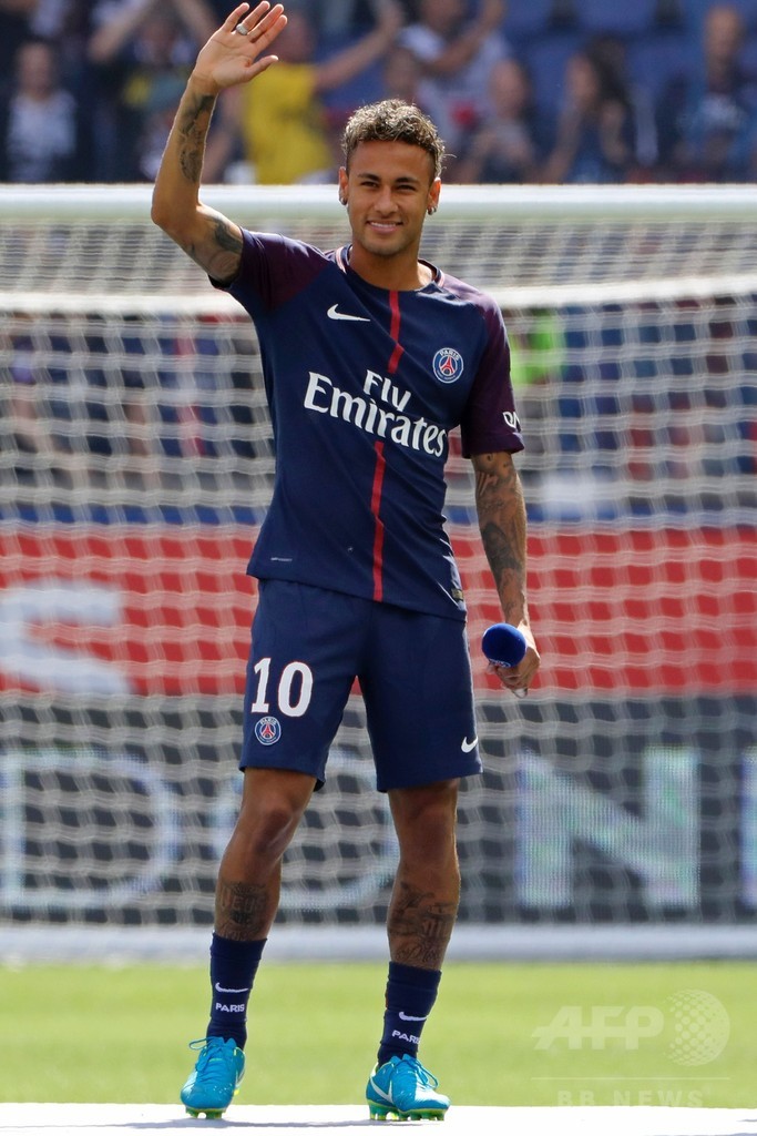 PSGが開幕戦で快勝、試合前には新戦力ネイマールをお披露目