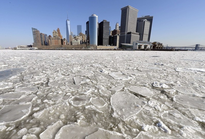 イーストリバーに氷張る 水上交通に影響 米ny 写真15枚 国際ニュース Afpbb News