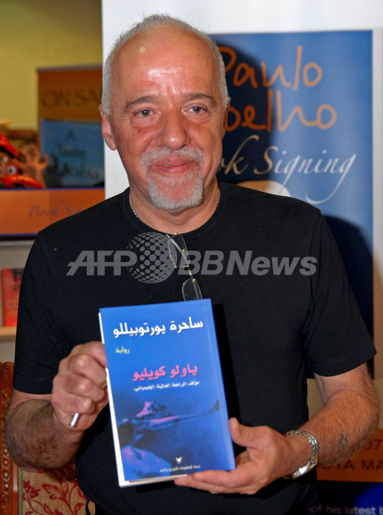 パウロ・コエーリョ 新書出版を記念しサイン会開催 UAE 写真2枚 国際ニュース:AFPBB News