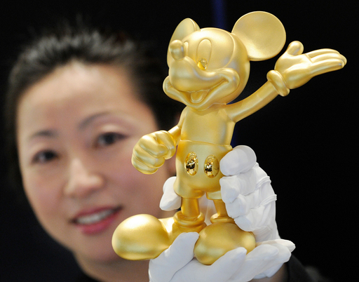 純金製ミッキーマウス、三越伊勢丹ホールディングス2周年で 写真2枚