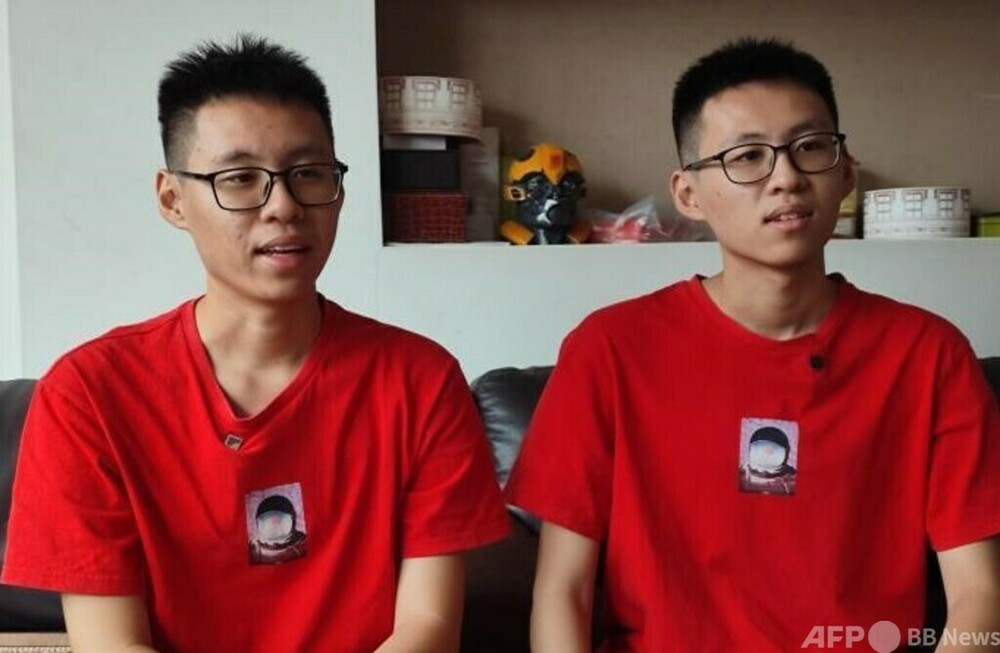 幼稚園からずっと一緒だった双子の兄弟 大学でも同じクラスに 写真1枚 国際ニュース：AFPBB News