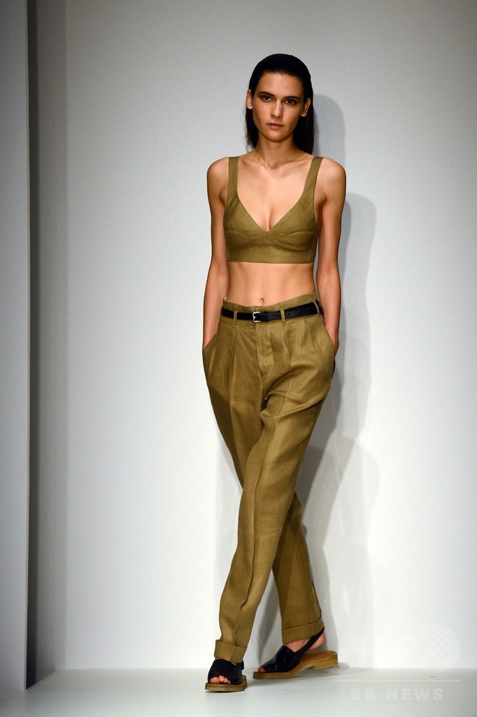 ニュートラルカラーで洗練スタイル、「マーガレット・ハウエル」15年春夏