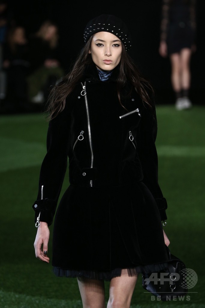 若者へのメッセージを服に、「マーク BY マーク ジェイコブス」15/16年秋冬