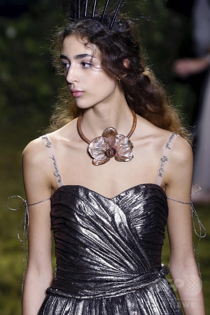 キウリによる初の「ディオール」オートクチュール、ファッション界から称賛