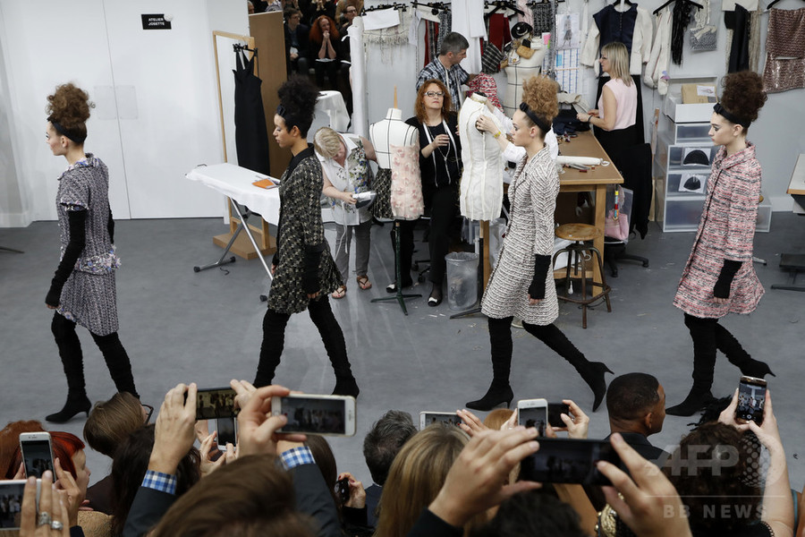 「シャネル」ショー会場にアトリエ再現、職人も出演