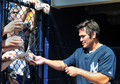 米大リーグ（MLB）、ニューヨーク・ヤンキース（%%New York Yankees%%）は18日、野手陣がフロリダ州タンパのジョージ・M・スタインブレナー（George M. Steinbrenner Field）で行われているキャンプに合流し練習を開始した。写真はファンへのサインに応じるジョニー・デーモン（%%Johnny Damon%%）。(c)AFP/Getty Images/Al Messerschmidt